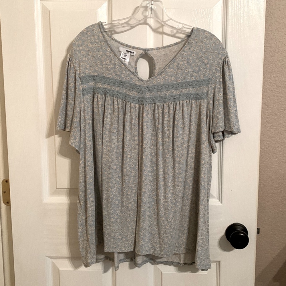 Flutter sleeve top, light blue with daisies, size petite 1X